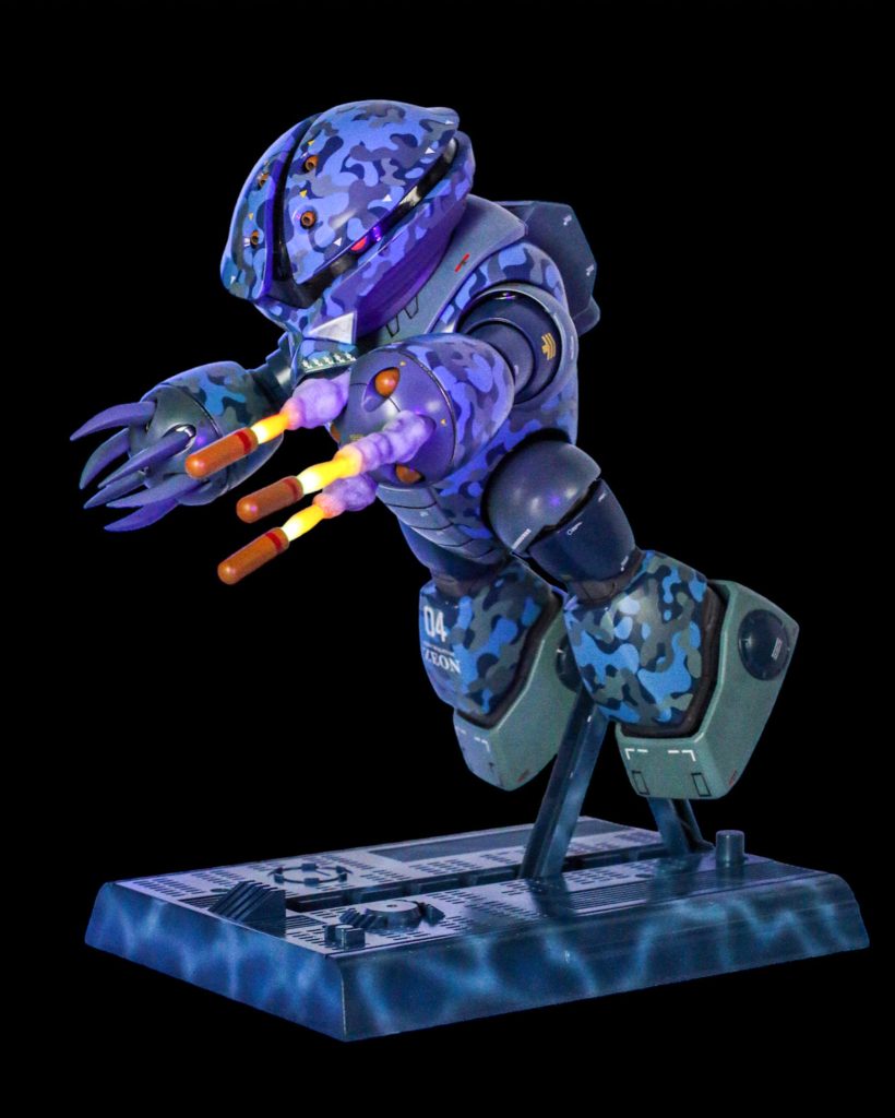 台座は海洋迷彩、ミサイルとモノアイは蛍光塗料で光るように。