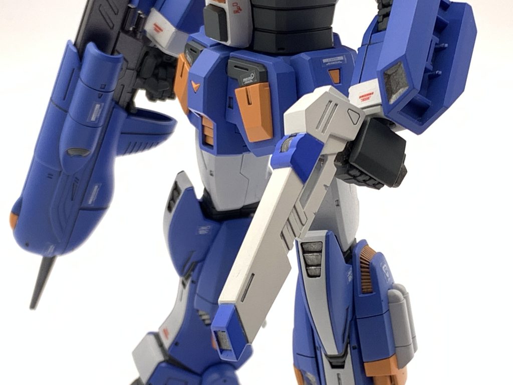 左腕の武装は、手で持つ事も可能です。