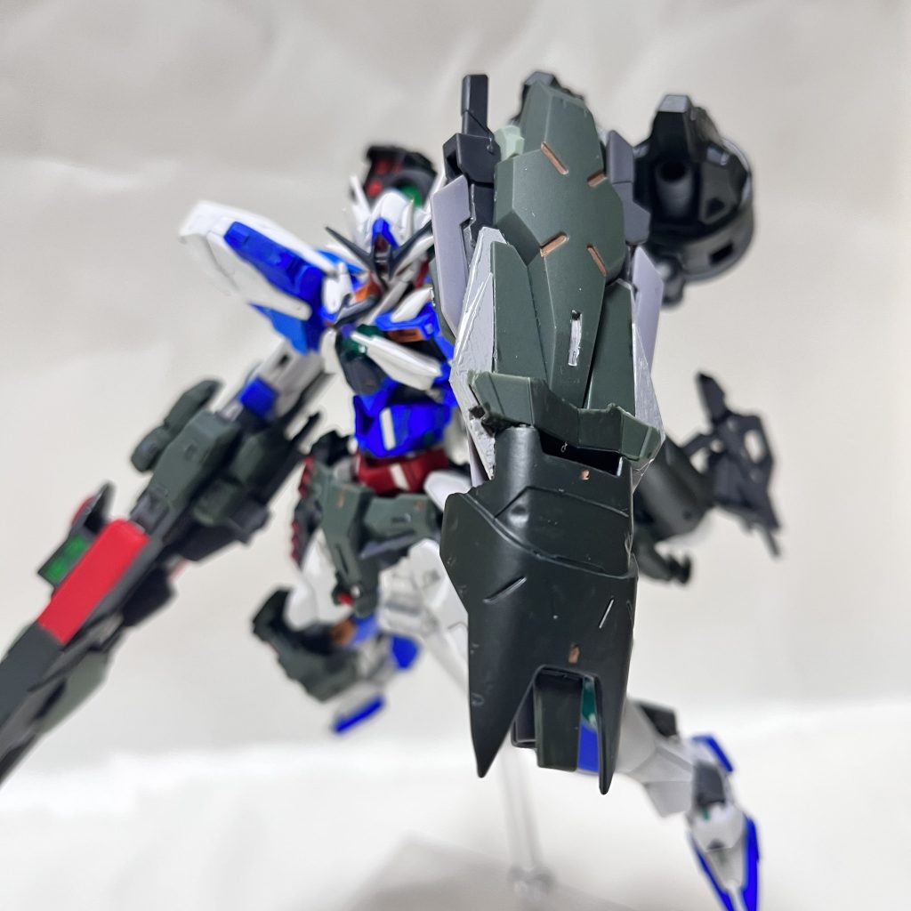 GNヘヴィシールドシールド先端にビームキャノンを搭載。またシールド先端が尖っているため打突も可能。コマンドクアンタのシールドをプラ板とアスタロトのシールドを組み合わせました。