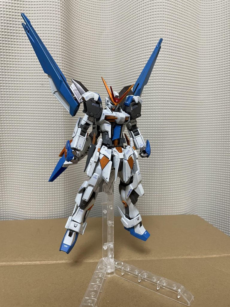 展開する事でX字状のクロススラスター形態へ変形します