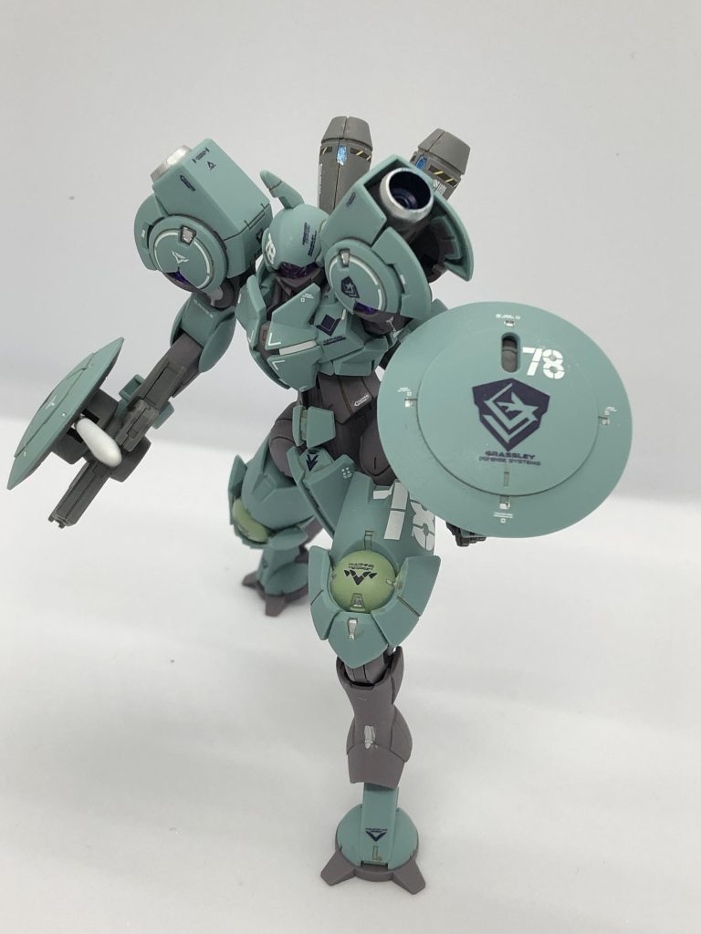 別ポーズで正面から。 刺突の一瞬を切り取ったイメージです。量産型でありながら、一騎打ちの決闘が似合います。