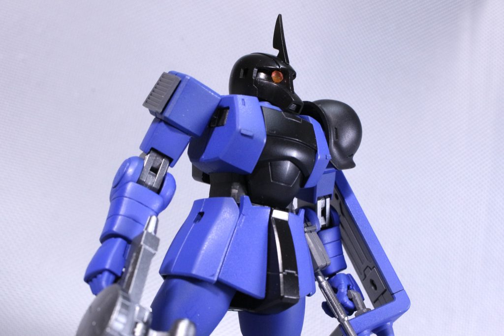 まぁそんなこんなでHGUCザクⅠ、後ハメ加工に合わせ目消しとエッジ出し、プラ板でプロポーションを少し変更し一部にディテールアップをしています。後ハメや合わせ目消しが面倒な場所はモールド化したり適当なプラ板で誤魔化したりしました。カラーリングはバトオペ2で自分がジオン系機体に乗る時にペイントしているカラーです。俺専用。「大戦後期に乗機のゲルググ(orリックドム)が大破し、開戦時乗っていた旧型のザクを引っ張り出してきて乗る」なんてイメージでジャイアントバズを持たせています。スパイクシールドを肩にマウント出来たらカッコいいかな?と思って肩に3ミリ穴を開けて接続できるようにしました。手持ちシールドと切り替え出来るようにして、手持ちする時は肩の穴を埋めるパーツも適当に作りました。オリジンのシャア専用ザクⅠがスパイクアーマーに肩シールドを装備しているのがカッコよくてそれをイメージしてます。シールドのスパイクも相まって上半身のボリュームがアップして良い感じかなと(自画自賛)