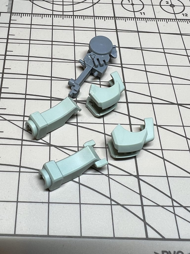 肘は切り離して接着して合わせ目消し