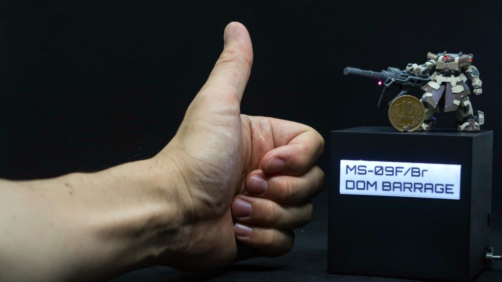 サイズ感はこうです。機体の前に10円玉置いてます。