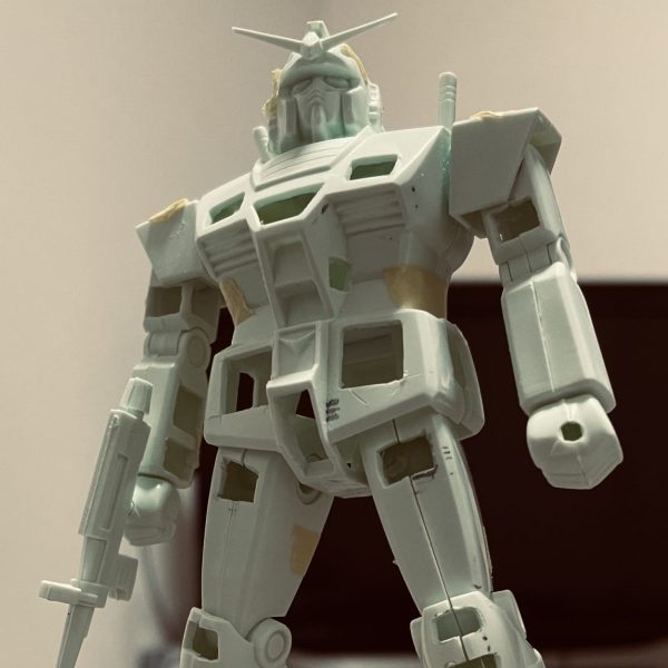 HOW TO BUILD GUNDAM 2のフルハッチオープンガンダムを、144スケールで作ってみます。やった事ある人がいるのかわかりませんが、ちょっとググった感じではヒットしなかったので、最初の人であれたら尚嬉しい。まぁ先人が居たとしても気にしません（笑）ていうか、完成するか怪しいので温かい目で見守ってください。それにしてもベストメカコレクションのガンダムは素晴らしい造形ですね。脚の開き以外はキットのまま活かす方向で考えています。続く（1枚目）