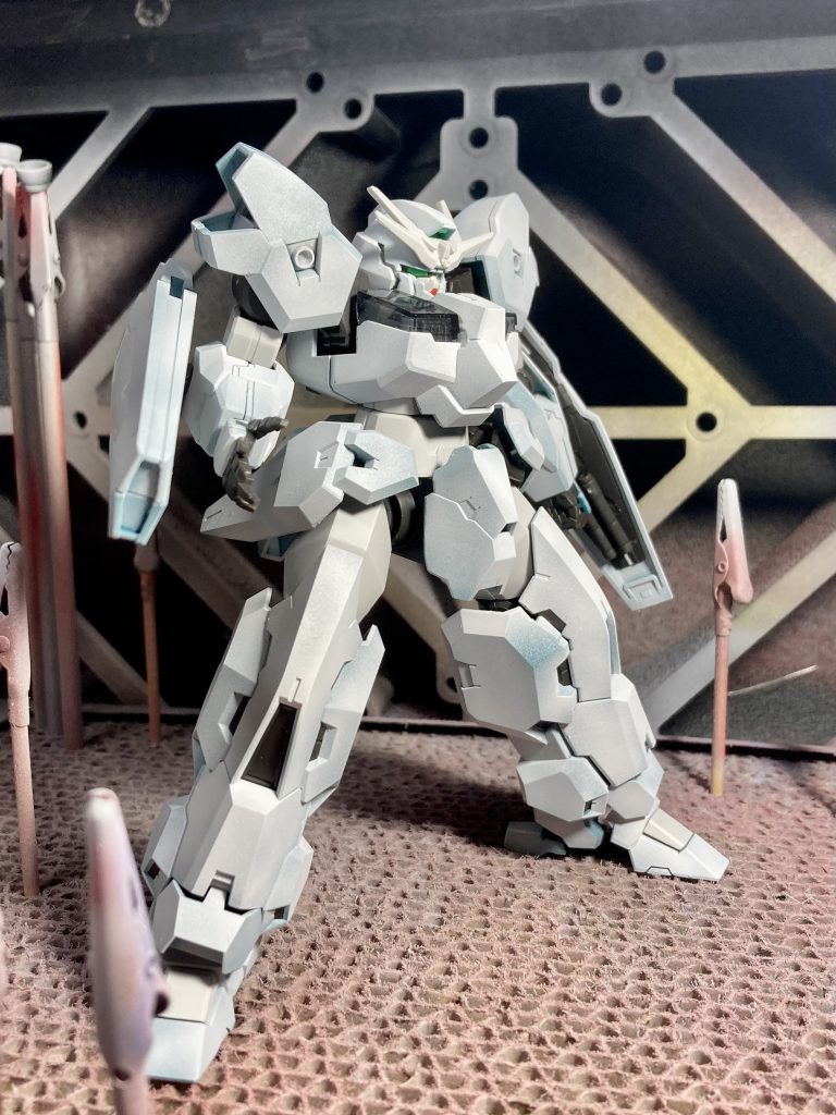 ルブリスウル側本体は基本的に無改造で塗装により見立てています。フェイズドアレイキャノンは後方に「持ち手」を付けて手で持つようにしています。