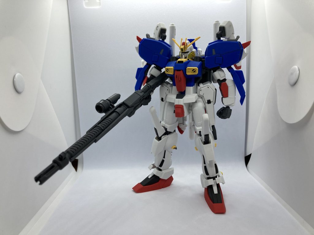 Sガンダムのハイグレードは全く動きませんが、素立ちのために可動域を捨てたと言っても過言ではありません。(*´ω`*)カッコいいぞ！