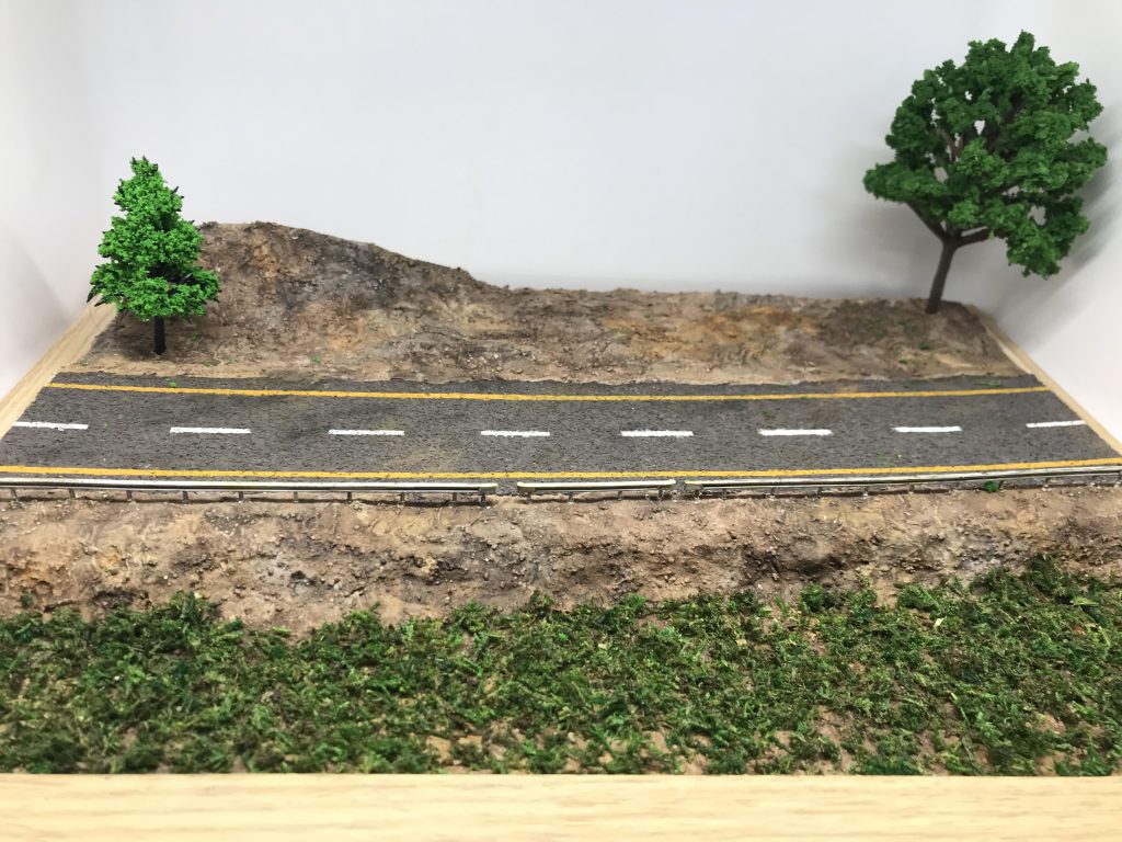 フォトフレーム+発泡スチロール+テッシュ+シーナリープラスター+グリーンモス+木+コルクボード材料費300円(ガードレール除く)道路はコルクシートを長く切り色を塗って貼り付けただけ、ガードレールは鉄道模型用のを使用してます※枠にニスが塗ってあるフォトフレームを使用すると枠に塗料がのらないので注意
