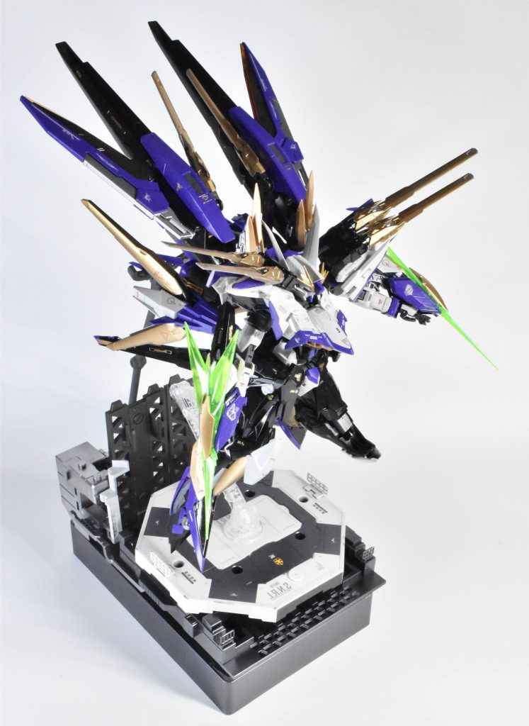 自立不可能だったので、他作品で作った専用台座を改修して何とか飾れる形に…。