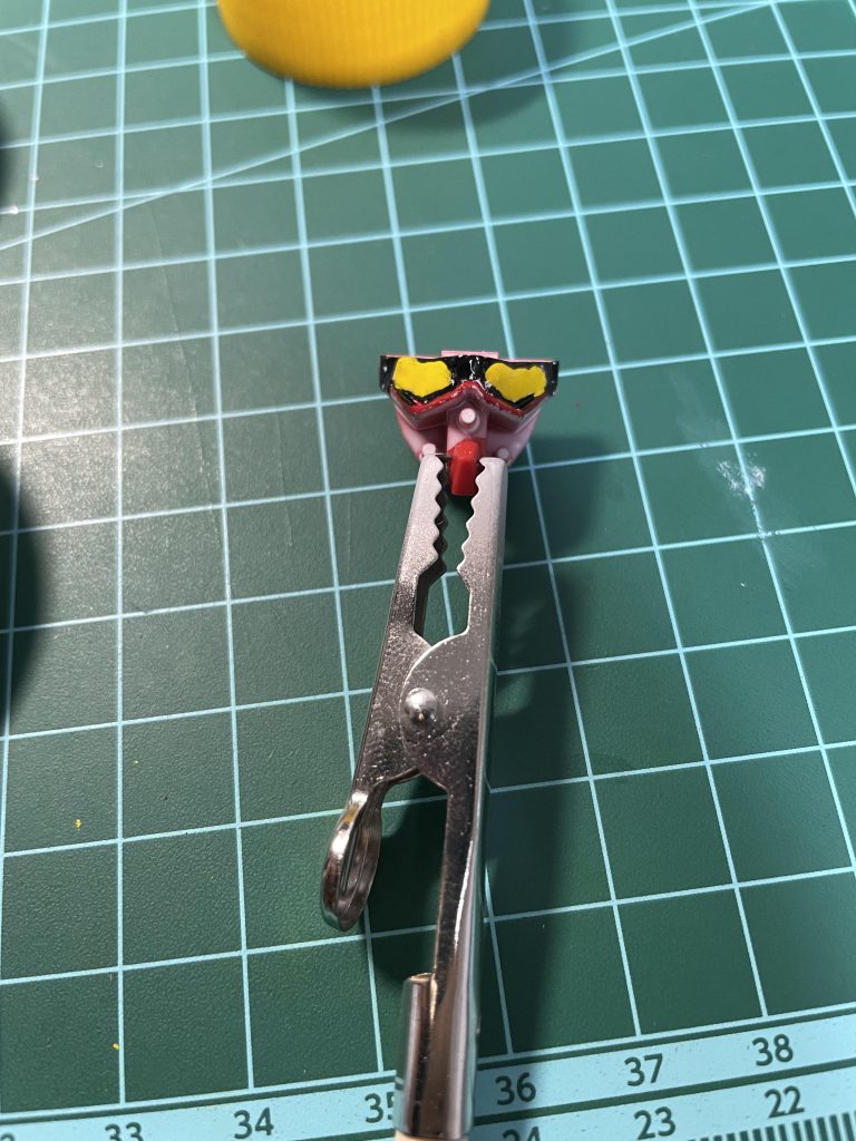 カメラ部分もチャレンジしてみたのですが上手くいかず涙目みたいな感じに(´；Д；`)ここの箇所だけは付属シールを使いました 