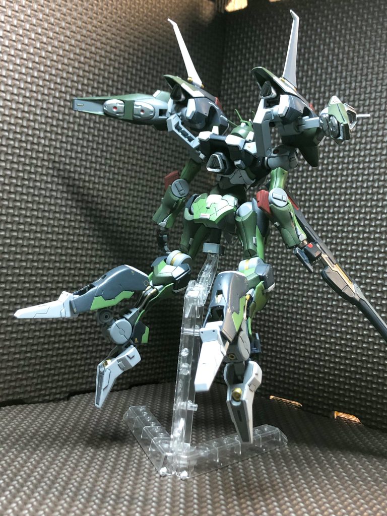 バックパックや脚部にも、スラスターを追加しています。高機動の機体は、背面からのショットが密度も出ていい感じです