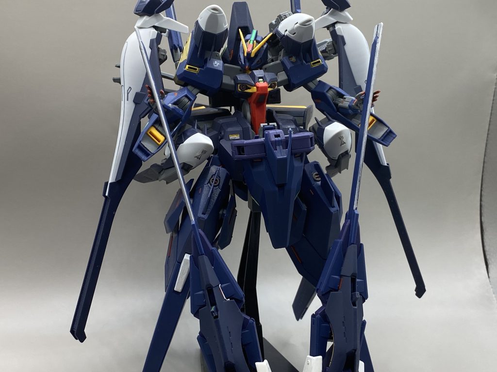 ハイゼンスレイIIと言えばこのポーズ！コンポジットシールドブースターを2つを構えた立ち姿。バッチリ決まってます！