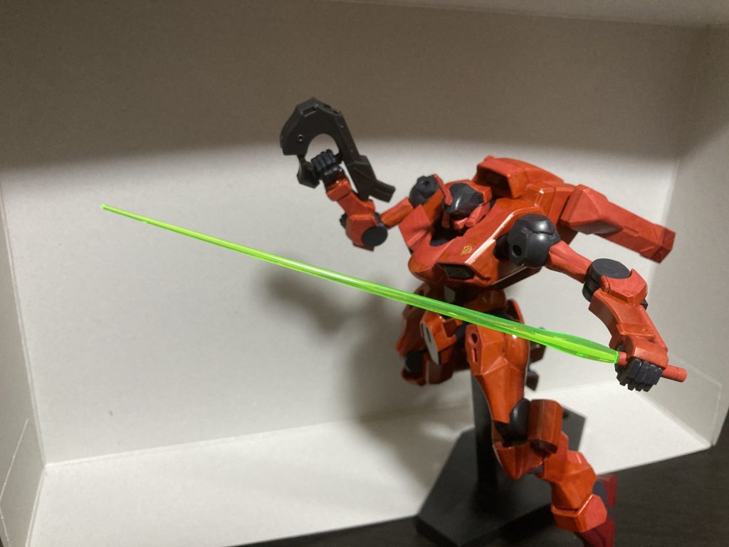 ポーズをとらせてみました。赤い機体には緑のビームサーベルが似合いますな。