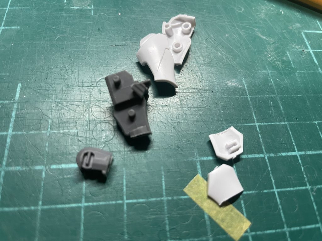 脛はフレームごとニ分割してプラ板で延長