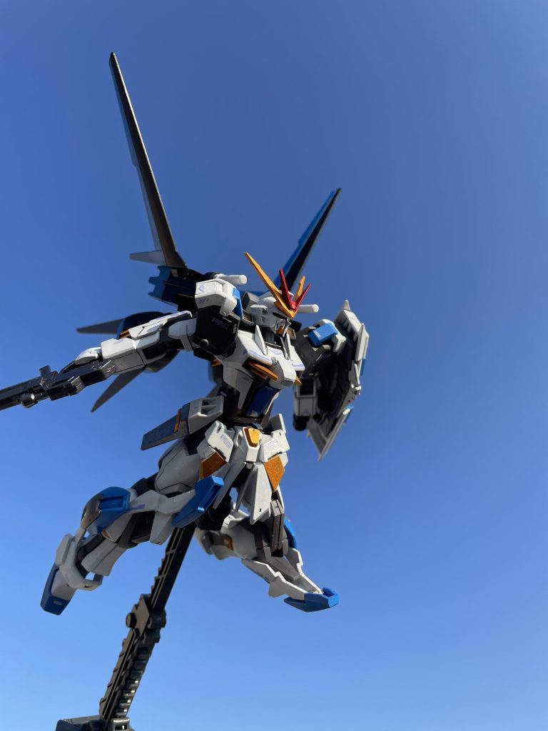 バックパックはグシオンリベイクをベースにストライカーパックの位置を変更した物を装備させています。