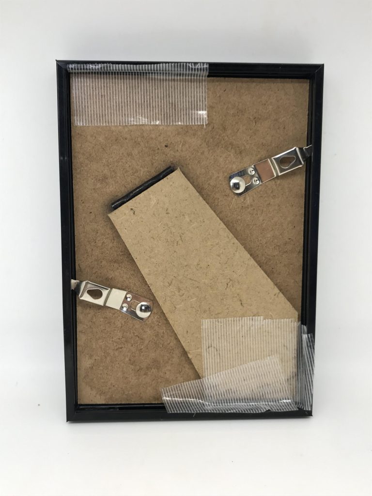 フォトフレームを使用する場合、裏は適当に補強しておくのがおススメです