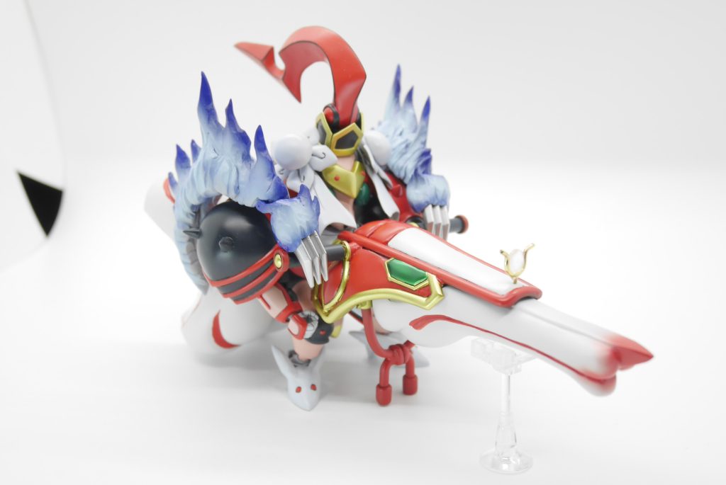 肩の炎はプラ板を基礎にしてパテを盛り付け、三角刀で彫り込み炎っぽさを出しました。塗装はグラデーションを掛けてあります。