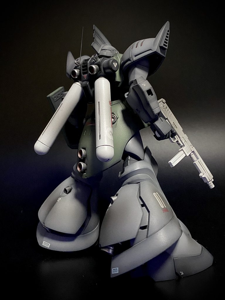 脚部はよくわからない分割線があるので、これを利用して内部スラスターを大型化•外にはみ出させました。スカート内のスラスターも大型化して、スカートを貫通させています。