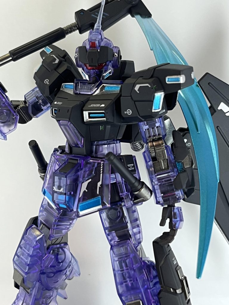 武器はビームサイズと両サイドアーマー部のビームサーベルのみ。でもビームサーベルはマウント部に挿して塗装擦れてると思うので今後抜くことはないと思います…以下いくつかポーズ取らせてみました。