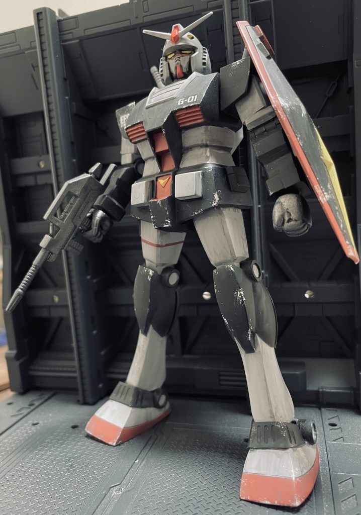 元々の素材を活かし、シルエットは改造せず、小改造にとどめました。・足首を角度付けて固定・ふくらはぎカバーにヒンジを付けて開閉式に・シールド・腕・バックパックにネオジム磁石を仕込み、マグネット固定式に・エポパテで左拳新造以上の改造を施しました。