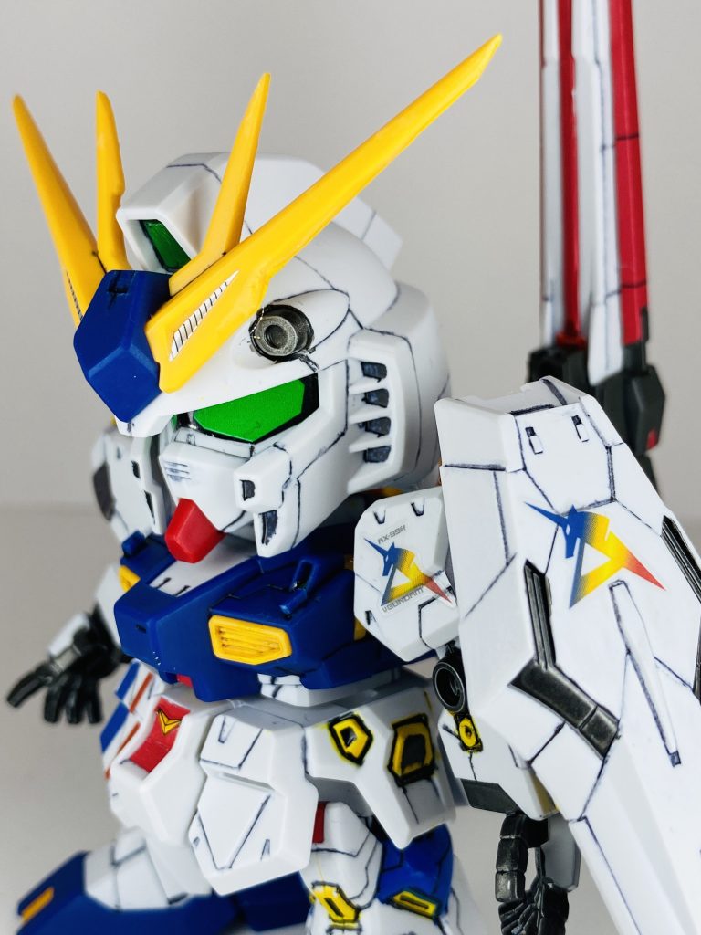 キットのままだと顔とシールドがつるっとしすぎてたので、特にスジボリを追加してます。