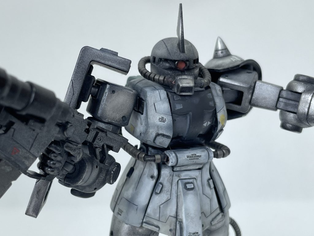 HGUCの元キットだと顔が丸すぎるので削り込んでヘルメットを低くしています。胴体は腰と肩を切り離して少し削り込み、腰で上半身が回転できるようにしてあります。スジボリとプラ板でディテール追加。塗装は黒立ち上げです。