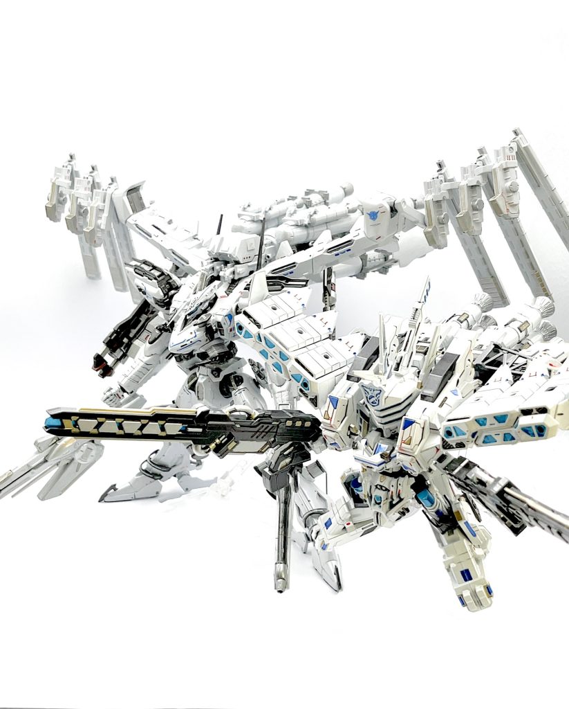 初め、13年前に作成しボロボロになっていたホワイトグリント(後ろの機体)とミキシングする予定でしたが思い留まりそちらは修復、ヴェルデさんはそれに合わせて工作・塗装共にセルフコラボの形を取ることにしました☺