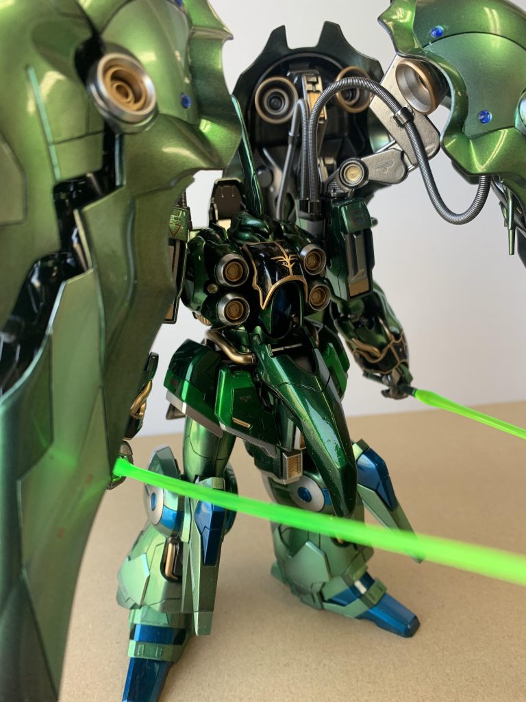 エングレービングは金色が好きです。バインダーに動力線に見立てたスプリングを追加してみました。なんとなくそれっぽく見えるかな。