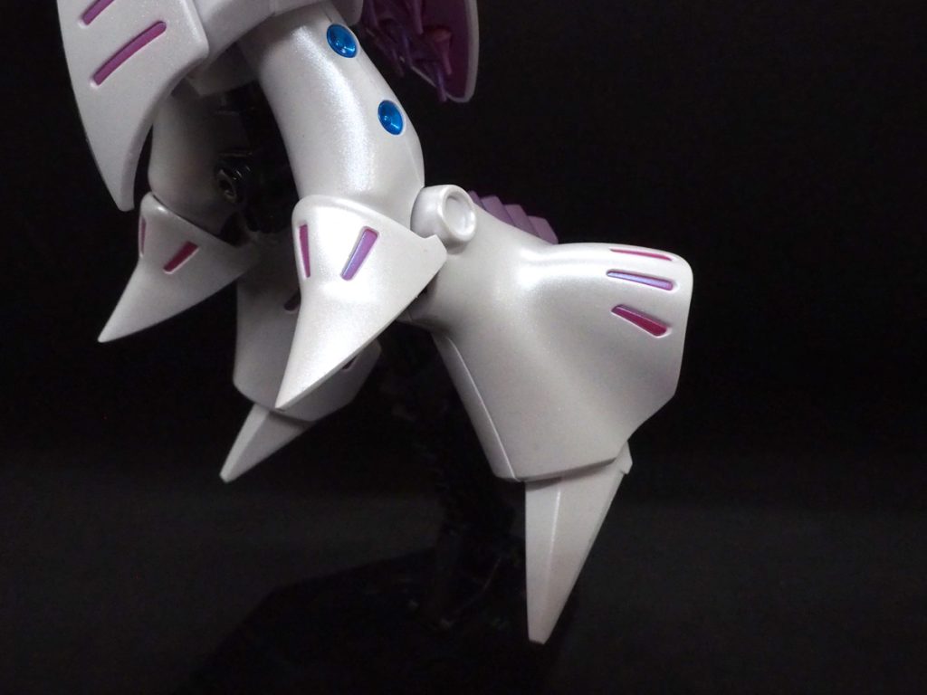 ピンクはプリズムパステルチェリーピンクブルーにしました。写真には写っていませんが肩の裏もプリズムパステルチェリーピンクブルーです。手やボディのパイプ部分、肩の裏のパーツはガンメタルに塗ってます。