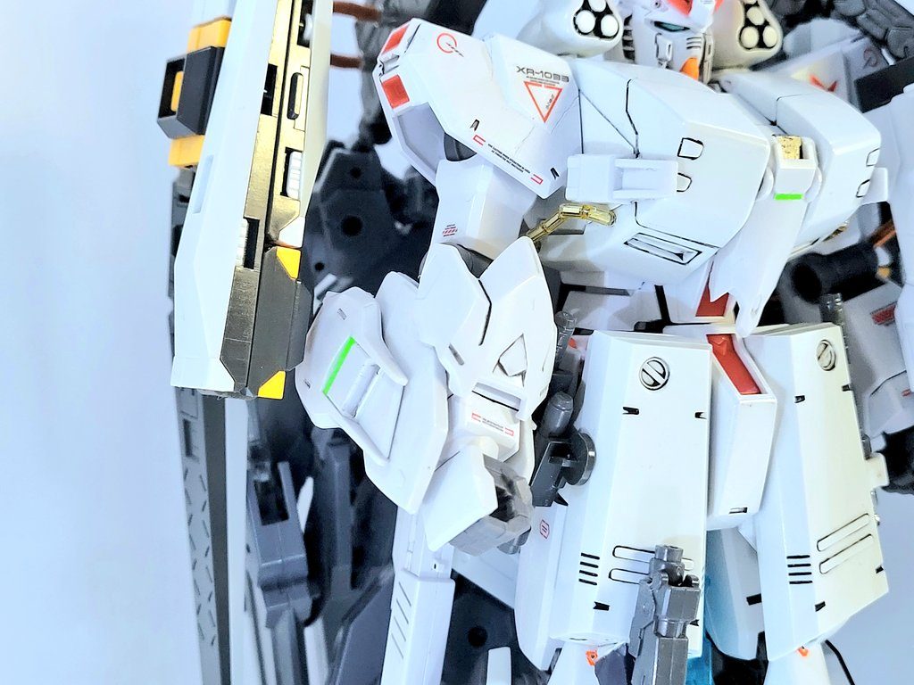 選択武装として、最大出力だと3回の仕様制限があるものの機体全体を包めるほどの大きさのIフィールドバリアを発生させる「Iフィールドバリア発生装置搭載ガントレット」もあります出力を絞って前面だけに展開し、Iフィールドバリアパンチなるビームパンチをしたとかしなかったとか…