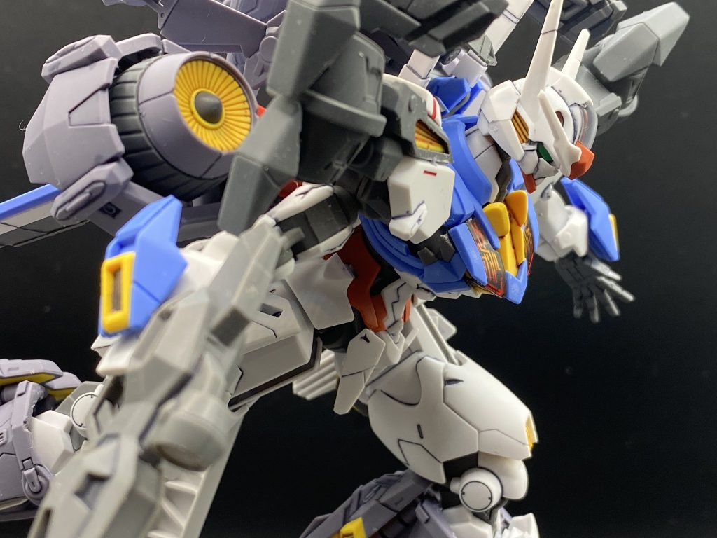 高機動ユニットはフレキシブルに動かせるので高い推進力と柔軟性に富んだ機動が可能という設定です。