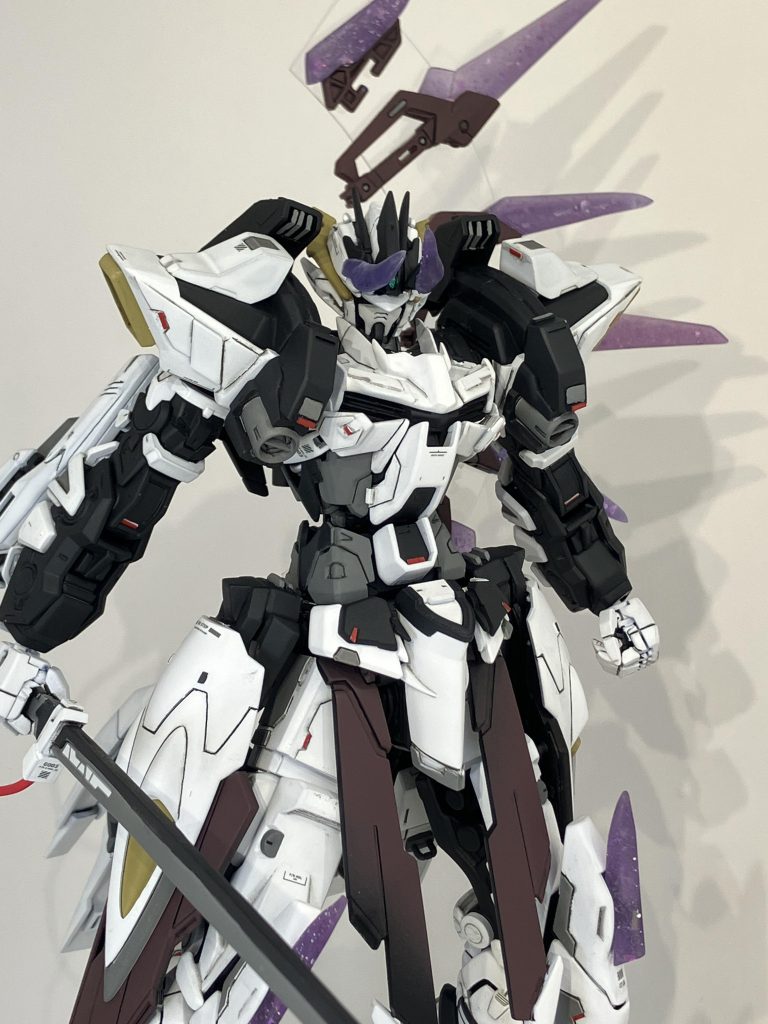 鬼神化制御装置によって粒子を機体全体に強制的に流し込み機体操作性と粒子放出量を増加させるシステム。特徴として流した粒子が所々溢れ出ている。