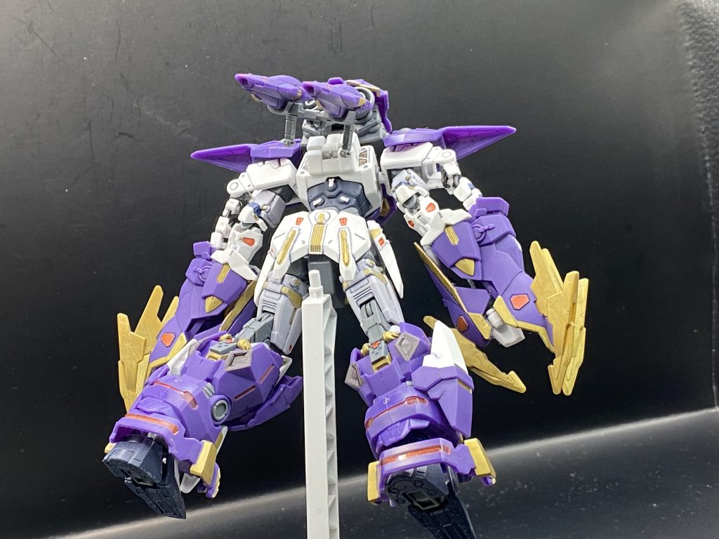 別名ズゴックモードとも言われる近接戦モードを前後から見た目がガンダムからめちゃくちゃ遠ざかるというインパクトはめちゃくちゃ記憶に残ります！