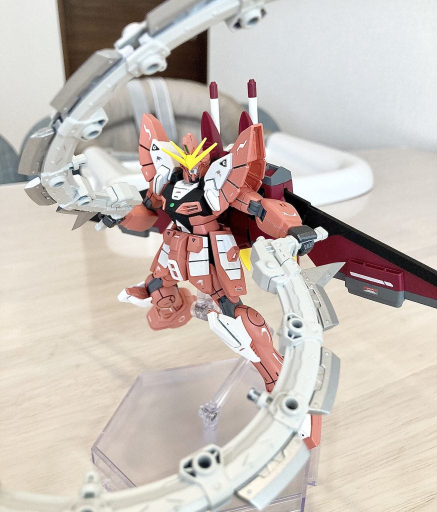 武器はコトブキヤのクレセントカッターを使用しています。デカくて重いので、関節を強化しています。