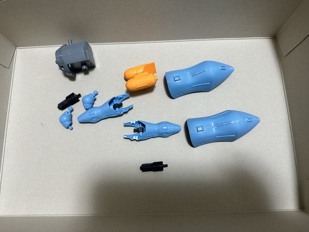 合わせ目はこのパーツをガイアの瞬間カラーパテで。肩はあとはめ加工してます。