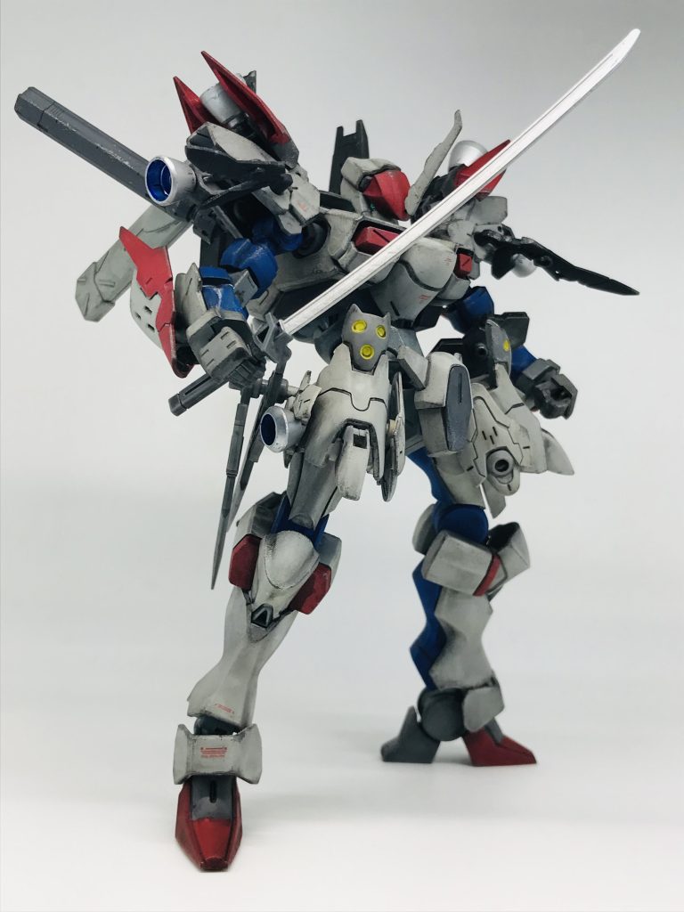 ここからは武装紹介…まずメイン武装【タママインパクトブレード】左腰に帯刀されている刀一見ただの刀に見えるが…ケロン星人の超技術で造られているため、威力はビームサーベルの10倍以上パイロットのタママが大好きなお菓子を食べると、さらに威力倍増（スイーツラブリーシステム搭載）