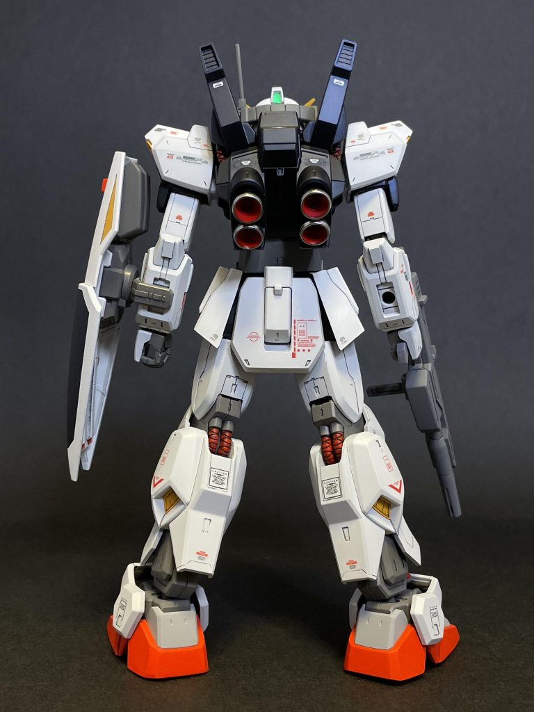 背面デカール多目で、情報量を増してます♪腰部のサイドアーマーも延長しました