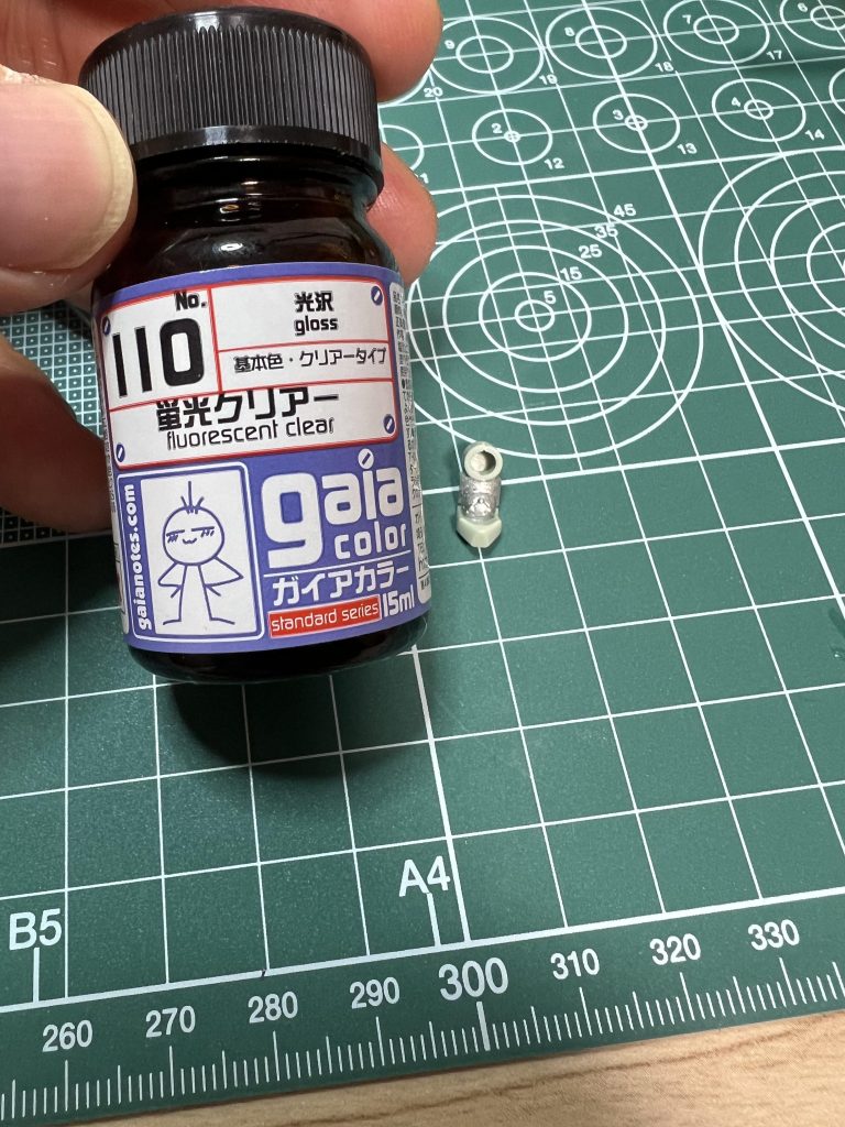 最初は、蛍光クリアでカメラアイ？を塗ってけど何となく気に食わないのでバイザーを蛍光オレンジで塗装しました。