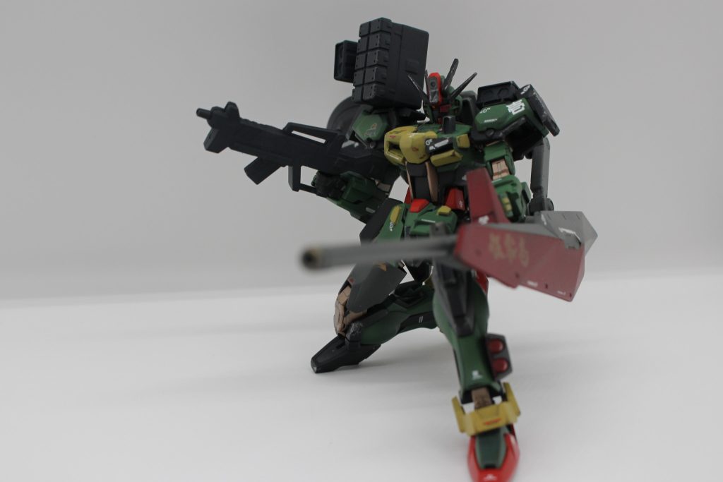 コマンドガンダムやフルアーマーガンダムを意識して制作していたので肩に武装をつけたのですが良く考えるとフルアーマーガンダムはデュエルがすでにいるんですよね><アピールショットは以上になります製作工程にはデザインラフやサフ、ドライブラシ前の写真などを載せているのでよろしければどうぞ