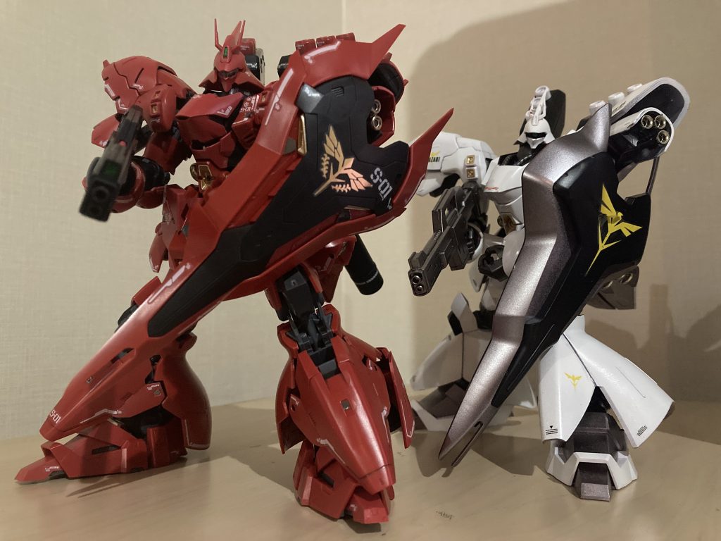 hgは下地処理をせず塗装。ガンダム マーカーは塗膜も薄く、赤に白ということもあり塗料のりも悪くマーカーを4本も使う始末…。やはりサーフ等、下地の処理は大切ですね^^;