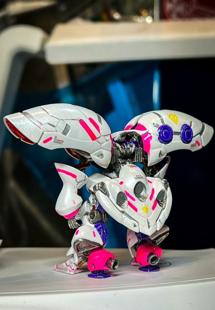 蛍光ピンクやシタデル等で筆塗り。デカール貼ってクリアしてます。ご覧いただきありがとうございました。