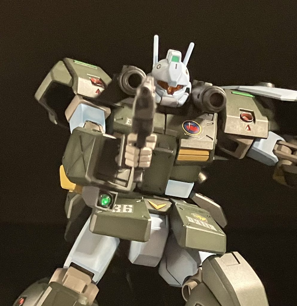 右腕にプラ棒でセンサーカメラをイメージしたユニットを自作しました。カメラ部はwaveの丸ノズルに100均のジュエルシールです。