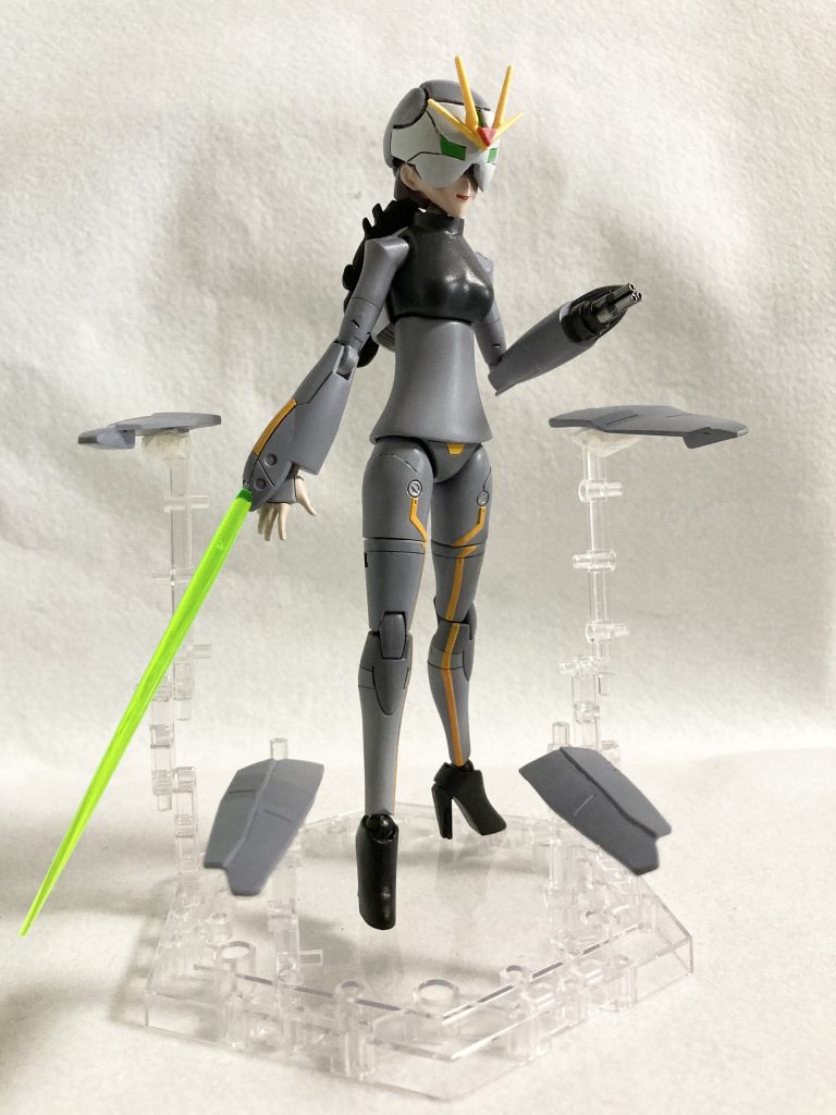 武装ビームサーベル、左腕サブマシンガン、ガンビット