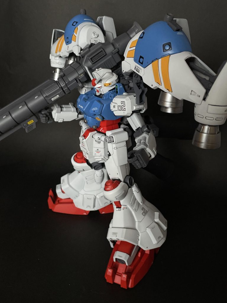 苦手ポージングコレが精一杯かも肩部に装着されたフレキシブル・スラスター・バインダージェネレーターを内蔵し片側3基計6基のバーニアを展開できます。バーニア部は、シルバー塗装と内部の赤色プラス金属パーツを使用して、過去一カッコイイ(絶対言いすぎ)バーニアパーツに仕上げてやりました笑機会があれば是非実物を見ていただきたいです😏大したことないんですけどね笑笑