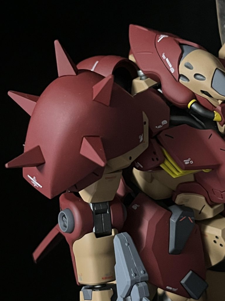 右肩こちらもそのままに。1/144単機サイズとは思えないパーツの大きさ。