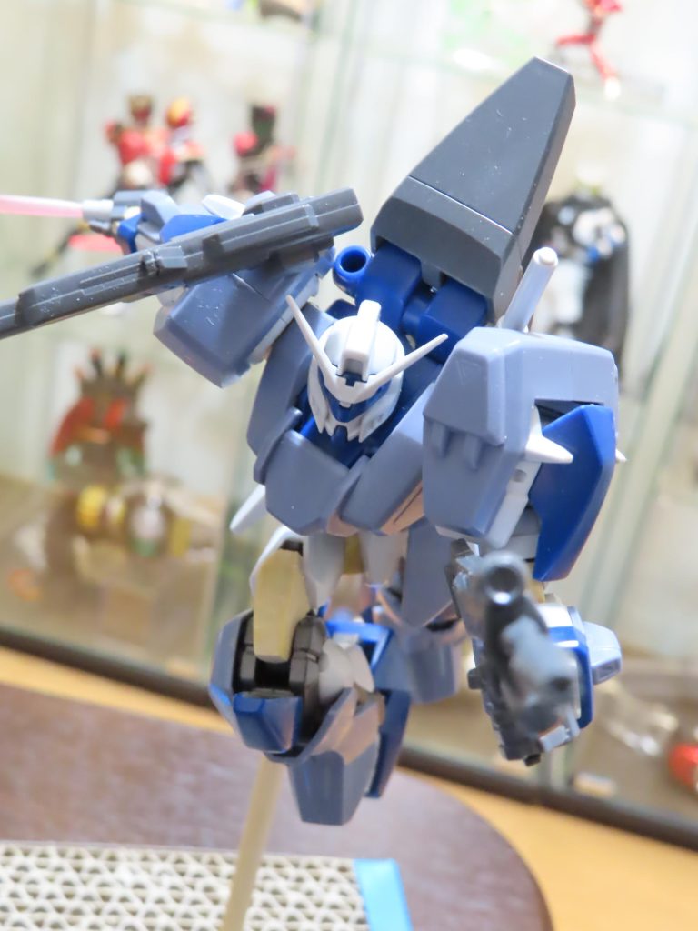 関節の面構成は単調にならないようにかつ、主張しすぎないように意識しました。