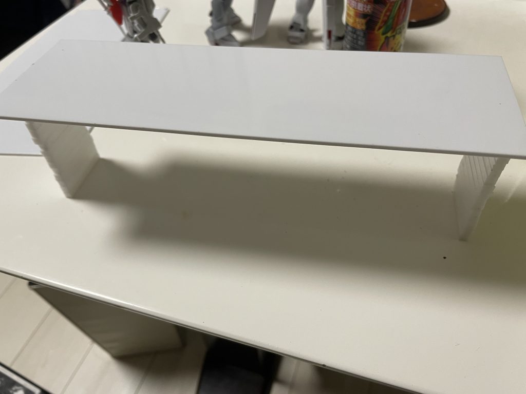 底上げの台座は2個作成しプラ板とプラ棒で作っています。プラ角棒重ねれば左右で精度出しやすく調整が不用なので簡単です。サイズは機体を置いて、天井から少し隙間が開くくらいで作成。