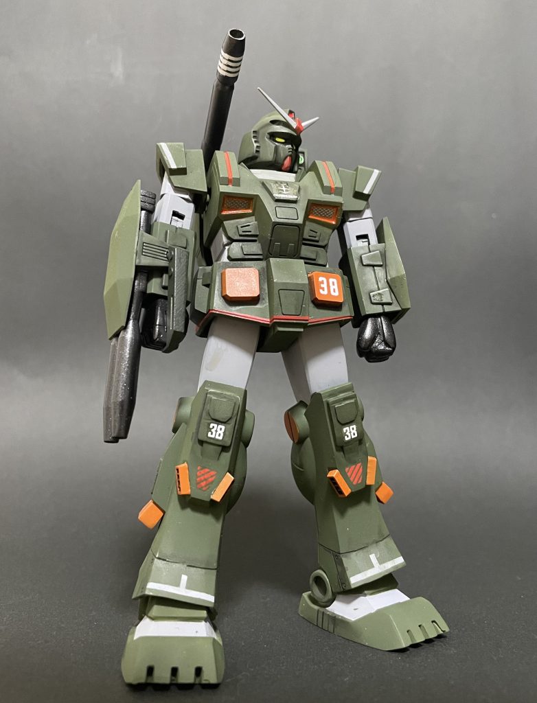 特に難しい加工はしていませんが、肩位置少し上げ、足首関節を設置できるように追加、左拳をエポパテで新造、キャノンを15mm程延長しました。