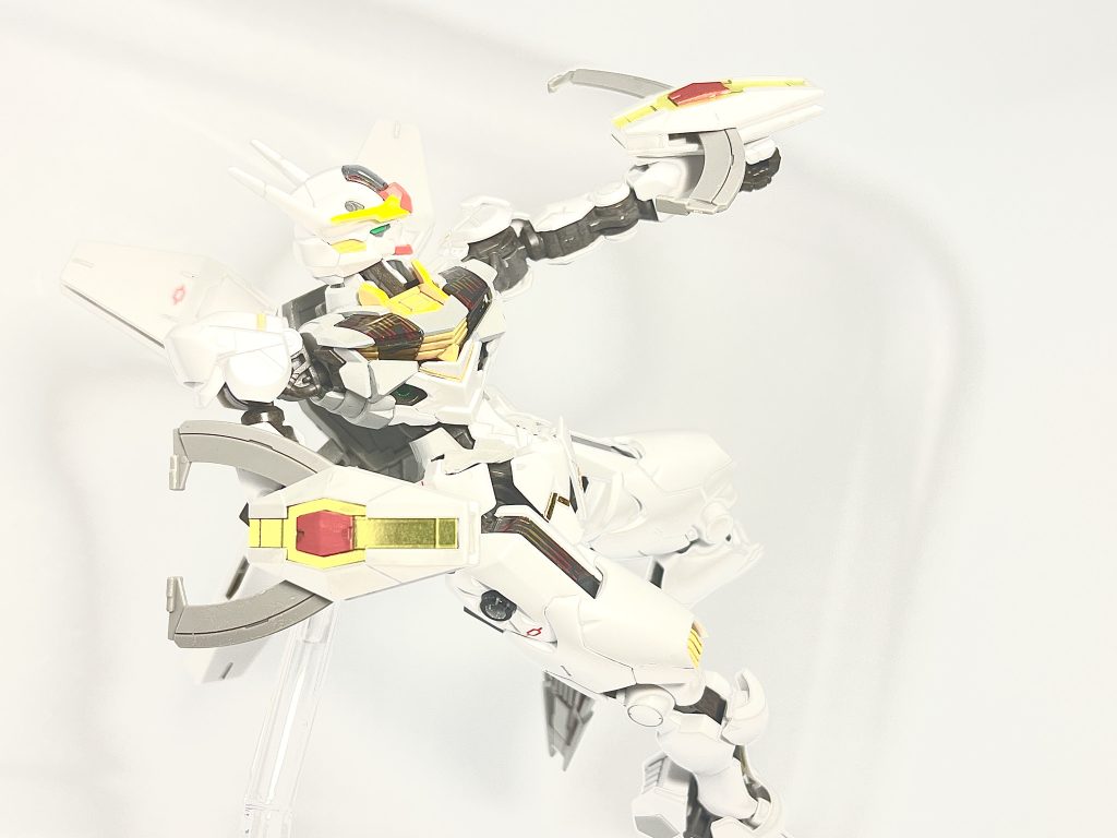 腕部装備にはビームガンを内蔵しているが、自衛用であり運用上の戦闘力は低い。