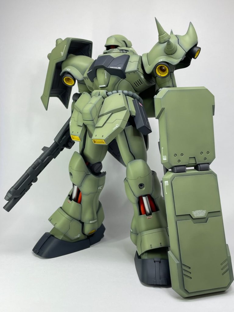 シールドを保持させての立ち姿では、うまくバランスが取れなかったので、地面に置いています。若干アレンジしました。初めてグラデーション表現に挑みましたが、近くから見なければ…のレベルです。ガイヤノーツのライトグリーンで、1stザクⅡカラーをイメージしました。